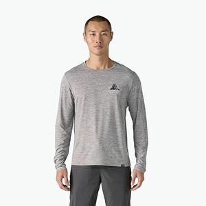 Férfi Patagonia Cap Cool Daily Graphic Lands chouinard címer/tollszürke hosszú ujjú sapka (Cap Cool Daily Graphic Lands 45160) kép