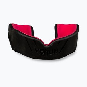Egyszeres fogvédő Venum Challenger black/raspberry (Challenger VENUM-0618-679) kép