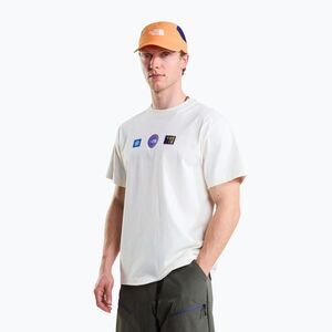 Férfi póló The North Face Explorer Badges RLX SS Tee Graphic white dune (Explorer Badges RLX Tee Graphic NF0A8JA1QLI1) kép