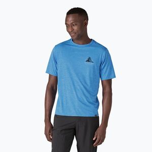 Férfi Patagonia Cap Cool Daily Graphic Shirt Lands chouinard crest/vessző kék x-dye (Cap Cool Daily Graphic Shirt Lands 45385) kép