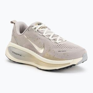 Női futócipő Nike Vomero 18 SE cream ii/coconut milk/metallic gold grain (Vomero 18 SE IF4463-200) kép