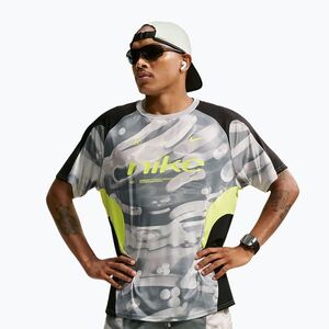 Férfi futó póló Nike Dri-FIT Printed SS smoke grey/black/light lemon twist (Dri-FIT Printed IO1409-084) kép
